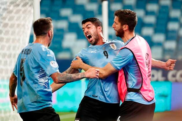 Bilder des Jahres 2021, Sport 06 Juni Sport Themen der Woche KW25 Sport Bilder des Tages Uruguay s Luis Suarez (C) celebrates with his teammates after scoring against Chile, during a match for group A of the Copa America at the Arena Pantanal Stadium in Cuiaba, Brazil, 21 June 2021. Uruguay - Chile !ACHTUNG: NUR REDAKTIONELLE NUTZUNG!  Copyright: xSebastiaoxMoreirax AMDEP4961 20210621-88396c45b6d3e76fede7b60a053ecfbc3c680eb2