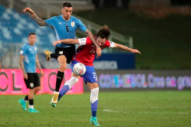 Uruguay s Matias Vecino in action against Chile s Ben Brereton, during a match for group A of the Copa America at the Arena Pantanal Stadium in Cuiaba, Brazil, 21 June 2021. Uruguay - Chile !ACHTUNG: NUR REDAKTIONELLE NUTZUNG!  Copyright: xRaulxMartinezx AME7562 20210621-8b1c6e3d2e9885871c7d1466388141b9cc72c062