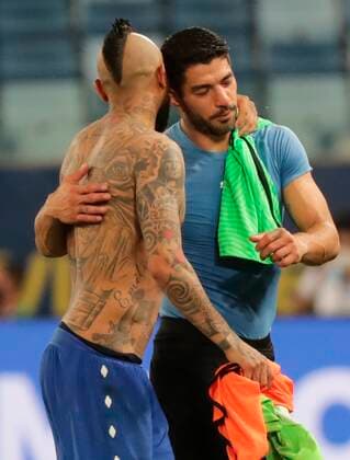 Arturo Vidal of Chile hugs Luis Suarez (R) of Uruguay today, during a match for group A of the Copa America at the Arena Pantanal Stadium in Cuiaba, Brazil, 21 June 2021. Uruguay - Chile !ACHTUNG: NUR REDAKTIONELLE NUTZUNG!  Copyright: xRaulxMartinezx AME7594 20210621-10ceb5ae91cdd95043ce52093e18eb70e094cb38