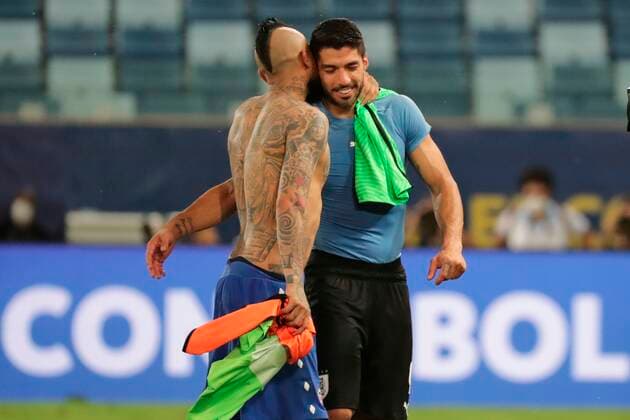 Arturo Vidal of Chile hugs Luis Suarez (R) of Uruguay today, during a match for group A of the Copa America at the Arena Pantanal Stadium in Cuiaba, Brazil, 21 June 2021. Uruguay - Chile !ACHTUNG: NUR REDAKTIONELLE NUTZUNG!  Copyright: xRaulxMartinezx AME7593 20210621-4cf6e9da6bce6aea976fc4f166ccc7df92a511be