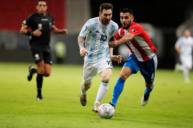 Argentina x Paraguay BRASÍLIA, DF - 21.06.2021: ARGENTINA X PARAGUAY - Match between , Argentina x Paraguay match valid for the third round Copa America Brazil 2021, held at the Estádio Nacional de Brasília Mané Garricha, on Monday(21). In the photo, Player Messi Argentina vs. Alb erto Ispindola Paraguay. (Photo: Francisco Stuckert Fotoarena) x2083025x  FranciscoxStuckert