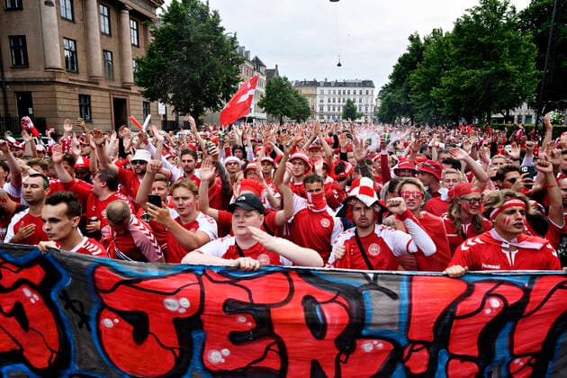 Danske fodboldfans gaar i samlet flok til Danmarks tredje EM-gruppekamp mod Rusland fra Sankt Hans Torv til Parken i Koebenhavn mandag den 21. juni 2021.. , Copenhagen Denmark Copyright: PhilipxDavali PhilipxDavalix COP104 spdk20210622-005239-L
