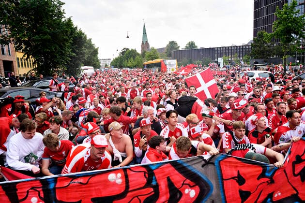 Danske fodboldfans gaar i samlet flok til Danmarks tredje EM-gruppekamp mod Rusland fra Sankt Hans Torv til Parken i Koebenhavn mandag den 21. juni 2021.. , Copenhagen Denmark Copyright: PhilipxDavali PhilipxDavalix COP104 spdk20210622-005307-L