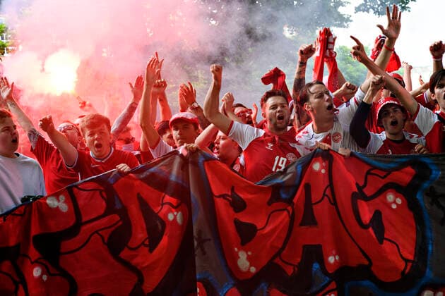 Danske fodboldfans gaar i samlet flok til Danmarks tredje EM-gruppekamp mod Rusland fra Sankt Hans Torv til Parken i Koebenhavn mandag den 21. juni 2021.. , Copenhagen Denmark Copyright: PhilipxDavali PhilipxDavalix COP104 spdk20210622-005401-L