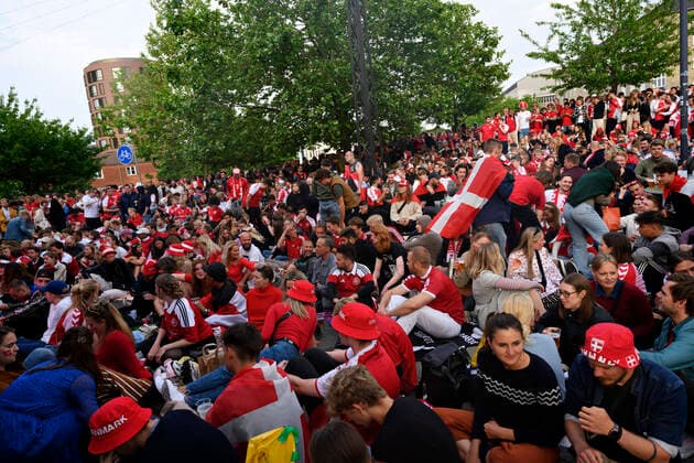 Fans ser landskamp paa Sifs Plads naar Danmark spiller mod Rusland i Parken til EM 2020, i Koebenhavn mandag den 21. juni 2021.. , Copenhagen Denmark Copyright: PhilipxDavali PhilipxDavalix COP106 spdk20210622-012853-L