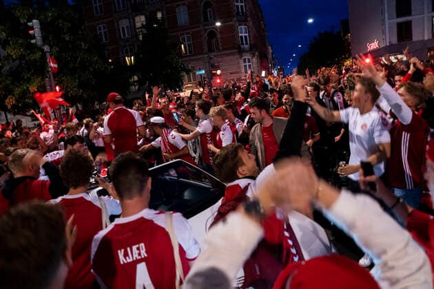 Fans efter Danmarks kamp mod Rusland, der vises paa storskaerm paa Ofelia Beach i Koebenhavn, mandag den 21. juni 2021.. , Copenhagen Denmark Copyright: RitzauxScanpix IdaxMariexOdgaardx cop103 spdk20210622-014158-L