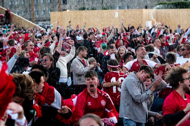 Fans foelger med i Danmarks kamp mod Rusland, der vises paa storskaerm paa Ofelia Beach i Koebenhavn, mandag den 21. juni 2021.. , Copenhagen Denmark Copyright: RitzauxScanpix IdaxMariexOdgaardx cop103 spdk20210622-014426-L
