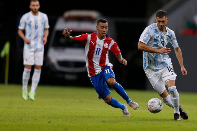 (210622) -- BRASILIA, June 22, 2021 -- Alejandro Romero (2nd R) of Paraguay vies with Guido Rodriguez (1st R) of Argentina during the 2021 Copa America group A football match between Argentina and Paraguay in Brasilia, Brazil, on June 21, 2021. ) (SP)BRAZIL-BRASILIA-COPA AMERICA-ARGENTINA VS PARAGUAY LucioxTavora 