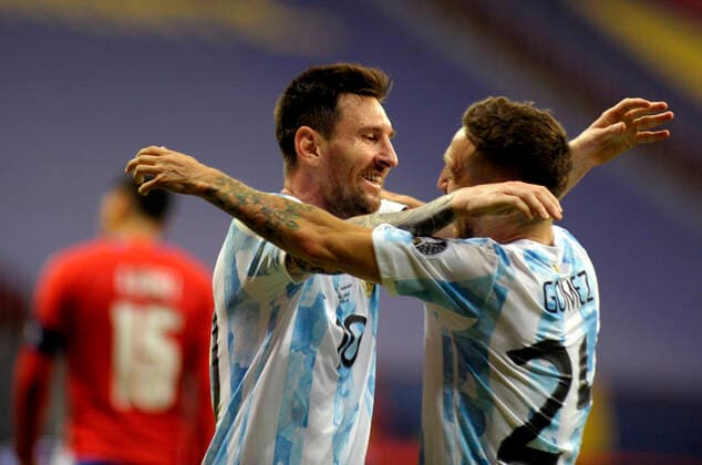 BRASILIA, BRAZIL - JUNE 21: Alejandro Papu Gomez of Argentina celebrates with his team mates Lionel Messi after scores his gol ,during the match between Argentina and Paraguay at Mane Garrincha Stadium on June 21, 2021 in Brasilia, Brazil. SPO, SOC, ICH 