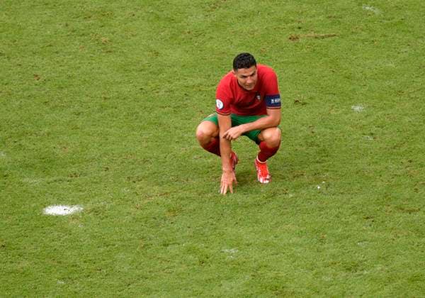 19.06.2021, Fussball, Europameisterschaft 2020, Gruppenspiel Gruppe F, Portugal - Deutschland, in der Fußball Arena München. Christiano Ronaldo (Portugal) am Boden.