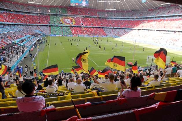 19.06.2021, Fussball, Europameisterschaft 2020, Gruppenspiel Gruppe F, Portugal - Deutschland, in der Fußball Arena München. Deutsche Fans schwenken ihre Fahnen.