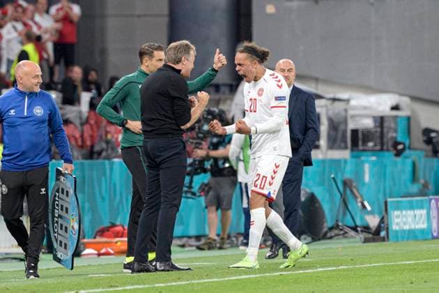 Jubel Yussuf Yurary POULSEN (DEN) bei seiner Auswechslung mit Trainer Kasper HJULMAND (DEN), Gruppenphase,Vorrunde Gruppe B, Spiel M27, Russland (RUS) - Daenemark (DEN) 1:4 am 21.06.2021 in Kopenhagen Daenemark Fussball EM 2020 vom 11.06.2021-11.07.2021. Â