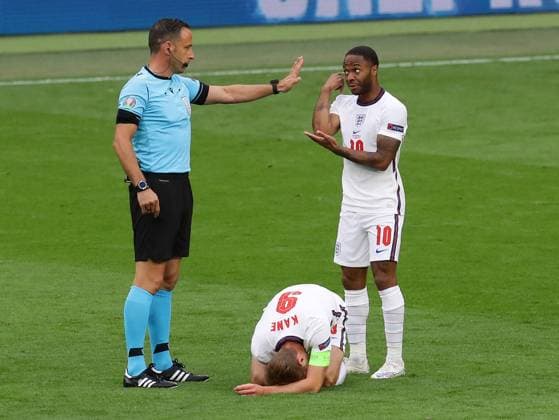 Bilder des Jahres 2021, Sport 06 Juni Sport Themen der Woche KW25 London, England, 22nd June 2021. Harry Kane of England goes down injured while Raheem Sterling of England tells the referral Artur Dias to keep an eye out during the UEFA European Championships match at Wembley Stadium, London. Picture credit should read: David Klein Sportimage EDITORIAL USE ONLY. No use with unauthorised audio, video, data, fixture lists, club league logos or live services. Online in-match use limited to 120 images, no video emulation. No use in betting, games or single club league player publications. SPI-1088-0025