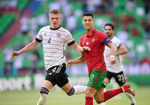 FUSSBALL Euro 2021 GRUPPE C Spiel 24 in Muenchen Portugal - Deutschland 19.06.2021 Matthias Ginter (li, Deutschland) gegen Cristiano Ronaldo (re, Portugal)
