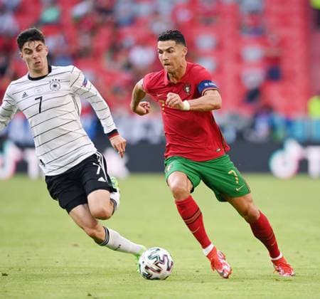 FUSSBALL Euro 2021 GRUPPE C Spiel 24 in Muenchen Portugal - Deutschland 19.06.2021 Cristiano Ronaldo (re, Portugal) am Ball gegen Kai Havertz (li, Deutschland)