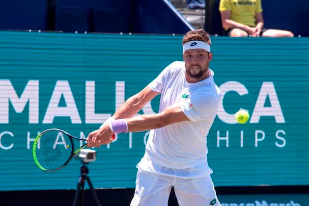 Czech tennis player Jiri Vesely hits the ball against Spaniard Pablo Carreno during their Mallorca Championships ATP, Tennis Herren 250 tennis tournament s round of 16 game at Mallorca Country Club in Santa Ponca, Majorca island, eastern Spain, 23 June 2021. Mallorca Championships ATP 250 tennis tournament !ACHTUNG: NUR REDAKTIONELLE NUTZUNG!  Copyright: xATIENZAx GRAF6506 20210623-3716f8db424d810ede004494e1142f60bcbc33b8