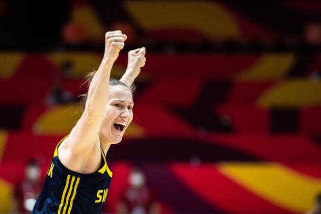 210623 Frida Eldebrink of Sweden celebrates during the FIBA Women s Eurobasket quarter final match between Belarus and Sweden on June 23, 2021 in Valencia. Photo: Maxim ThorÃ BILDBYRAN kod MT MT0197 basket basketball national team, Nationalteam fiba women s eurobasket basket-em sverige sweden kvartsfinal dag 7 belarus vitryssland dam bbeng jubel Copyright: MAXIMxTHORE BB210623MT017