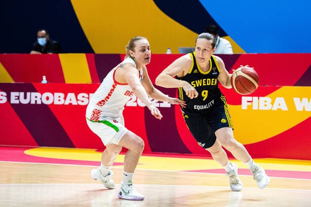 210623 Volha Ziuzkova of Belarus and Elin Eldebrink of Sweden during the FIBA Women s Eurobasket quarter final match between Belarus and Sweden on June 23, 2021 in Valencia. Photo: Maxim ThorÃ BILDBYRAN kod MT MT0197 basket basketball national team, Nationalteam fiba women s eurobasket basket-em sverige sweden kvartsfinal dag 7 belarus vitryssland dam bbeng Copyright: MAXIMxTHORE BB210623MT018