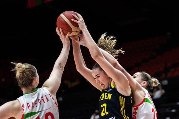 210623 Emma Johansson of Sweden and Viktoryia Hasper of Belarus during the FIBA Women s Eurobasket quarter final match between Belarus and Sweden on June 23, 2021 in Valencia. Photo: Maxim ThorÃ BILDBYRAN kod MT MT0197 basket basketball national team, Nationalteam fiba women s eurobasket basket-em sverige sweden kvartsfinal dag 7 belarus vitryssland dam bbeng Copyright: MAXIMxTHORE BB210623MT028