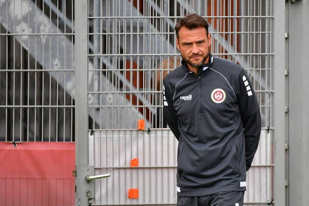 23.06.2021, xbrx, Fussball 3.Liga, SV Wehen Wiesbaden - Trainingsauftakt Saison 2021 22 emspor, v.l. Aufwaermprogramm der Profis, Doering, Nils (Co-Trainer - SV Wehen Wiesbaden) (DFL DFB REGULATIONS PROHIBIT ANY USE OF PHOTOGRAPHS as IMAGE SEQUENCES and or QUASI-VIDEO) Taunusstein