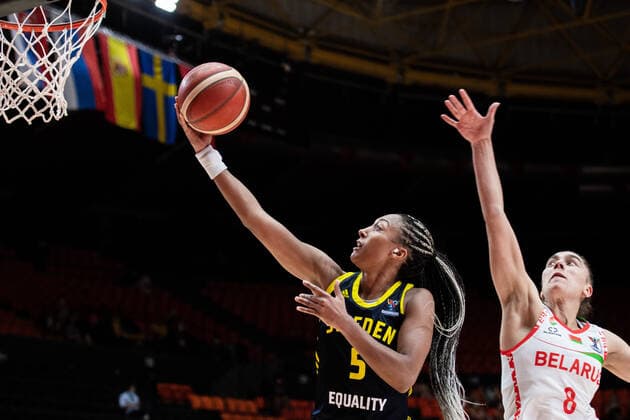 210623 Kalis Loyd of Sweden and Tatsiana Likhtarovich of Belarus during the FIBA Women s Eurobasket quarter final match between Belarus and Sweden on June 23, 2021 in Valencia. Photo: Maxim ThorÃ BILDBYRAN kod MT MT0197 basket basketball national team, Nationalteam fiba women s eurobasket basket-em sverige sweden kvartsfinal dag 7 belarus vitryssland dam bbeng Copyright: MAXIMxTHORE BB210623MT039