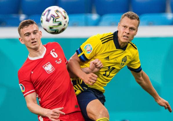 210623 Kacper Kozlowski of Poland and Viktor Claesson of Sweden during the UEFA EURO, EM, Europameisterschaft,Fussball 2020 Football Championship match between Sweden and Poland on June 23, 2021 in Saint Petersburg. Photo: Joel Marklund BILDBYRAN kod JM JM0147 bbeng fotboll football soccer fotball landskamp fotbolls-em europamästerskap em uefa euro uefa european football championship euro 2020 sverige sverige a sweden polen poland Copyright: JOELxMARKLUND BB210623JM165