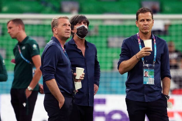 Fussball, Herren, Saison 2020 21, Euro 2020, Gruppe F (3. Spieltag) in München, Deutschland - Ungarn, v. l. Torwarttrainer Andreas Köpke (Deutschland), Trainer Joachim Löw (Deutschland), Direktor Nationalmannschaften und Akademie Oliver Bierhoff (Deutschland) vor dem Spiel, 23.06. 2021, Copyright: xMatthiasxKochx