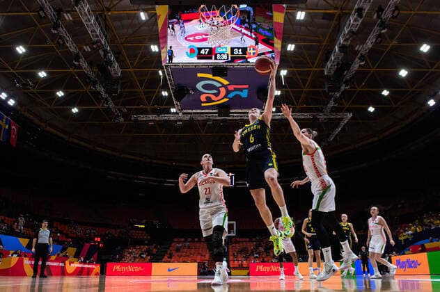 210623 Viktoryia Hasper of Belarus and Frida Eldebrink of Sweden during the FIBA Women s Eurobasket quarter final match between Belarus and Sweden on June 23, 2021 in Valencia. Photo: Maxim ThorÃ BILDBYRAN kod MT MT0197 basket basketball national team, Nationalteam fiba women s eurobasket basket-em sverige sweden kvartsfinal dag 7 belarus vitryssland dam bbeng Copyright: MAXIMxTHORE BB210623MT076