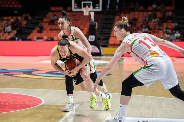 210623 Frida Eldebrink of Swedenduring the FIBA Women s Eurobasket quarter final match between Belarus and Sweden on June 23, 2021 in Valencia. Photo: Maxim ThorÃ BILDBYRAN kod MT MT0197 basket basketball national team, Nationalteam fiba women s eurobasket basket-em sverige sweden kvartsfinal dag 7 belarus vitryssland dam bbeng Copyright: MAXIMxTHORE BB210623MT088