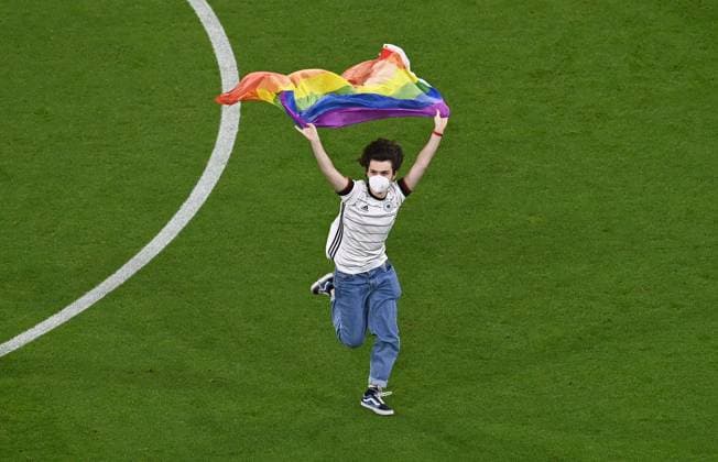 Sport Bilder des Tages Fussball, Herren, Saison 2020 21, Euro 2020, Gruppe F (3. Spieltag) in München, Deutschland - Ungarn, Flitzer mit Regenbogenfahne, 23.06. 2021, Copyright: xMatthiasxKochx