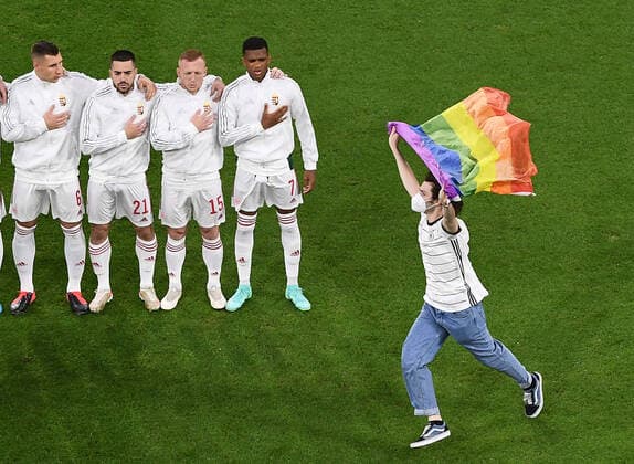 Bilder des Jahres 2021, Sport 06 Juni Sport Themen der Woche KW25 Sport Bilder des Tages 23.06.2021, xjhx, Fussball Europameisterschaft 2020 Gruppe F, Deutschland - Ungarn emspor, v.l. Flitzer auf dem Platz Regenbogenfahnen Aktion Regenbogen LGBTQI+ Fahnen Fans Zuschauer Willi Orban (Ungarn Hungary) Endre Botka (Ungarn Hungary) Laszlo Kleinheisler (Ungarn Hungary) Loic Nego (Ungarn Hungary) Muenchen *** 23 06 2021, xjhx, European Football Championship 2020 Group F, Germany Hungary emspor, v l streakers on the pitch rainbow flags action rainbow LGBTQI flags fans spectators Willi Orban Hungary Endre Botka Hungary Laszlo Kleinheisler Hungary Hungary Loic Nego Hungary Hungary Muenchen