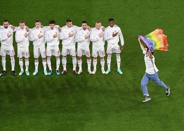 23.06.2021, xjhx, Fussball Europameisterschaft 2020 Gruppe F, Deutschland - Ungarn emspor, v.l. Flitzer auf dem Platz Regenbogenfahnen Aktion Regenbogen LGBTQI+ Fahnen Fans Zuschauer Attila Fiola (Ungarn Hungary) Andras Schaefer (Ungarn Hungary) Roland Sallai (Ungarn Hungary) Willi Orban (Ungarn Hungary) Endre Botka (Ungarn Hungary) Laszlo Kleinheisler (Ungarn Hungary) Loic Nego (Ungarn Hungary) Muenchen