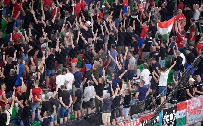 23.06.2021, Fussball, Europameisterschaft 2020, Gruppenspiel Gruppe F, Deutschland - Ungarn, in der Fußball Arena München. respektlose Geste, ungarische Fans drehen sich bei der deutschen Nationalhymne ab und zeigen den Stinkefinger