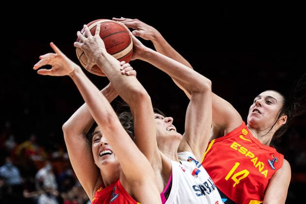 210623 Tina Krajisnik of Serbia against Leonor Rodriguez and Raquel Carrera of Spain during the FIBA Women s Eurobasket quarter final match between Serbia and Spain on June 23, 2021 in Valencia. Photo: Maxim Thore BILDBYRAN kod MT MT0198 basket basketball national team, Nationalteam fiba women s eurobasket basket-em serbien serbia spain spanien dam bbeng Copyright: MAXIMxTHORE BB210623MT126