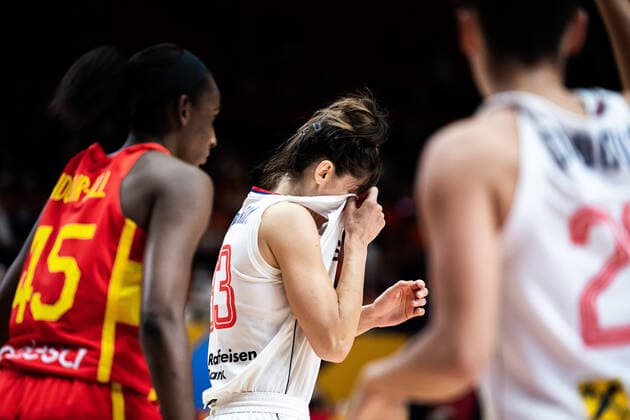 210623 Tina Krajisnik of Serbia looks dejected during the FIBA Women s Eurobasket quarter final match between Serbia and Spain on June 23, 2021 in Valencia. Photo: Maxim Thore BILDBYRAN kod MT MT0198 basket basketball national team, Nationalteam fiba women s eurobasket basket-em serbien serbia spain spanien dam bbeng depp Copyright: MAXIMxTHORE BB210623MT131