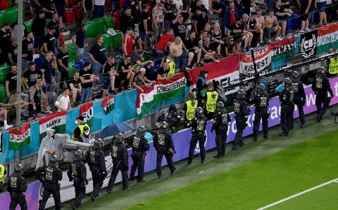 Sport Themen der Woche KW25 Sport Bilder des Tages FUSSBALL Euro 2021 GRUPPE C Spiel 36 in Muenchen Deutschland - Ungarn 23.06.2021 Polizei geht vor der ungarischen Fankurve in Stellung