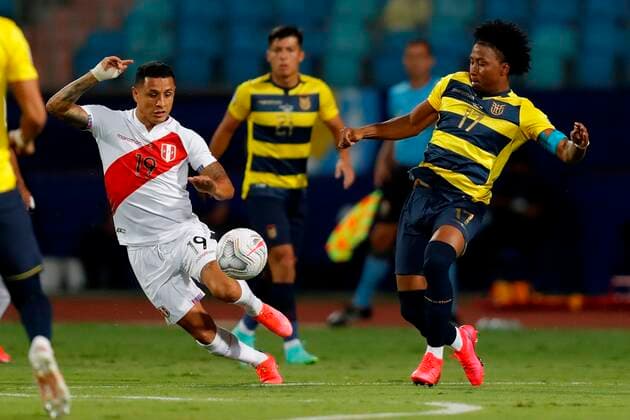Ecuador s Angelo Preciado (R) in action against Peru s Yoshimar Yotun, during a match for Group B of the Copa America at the Pedro Ludovico Teixeira Olympic Stadium in Goiania, Brazil, 23 June 2021. Ecuador - Peru !ACHTUNG: NUR REDAKTIONELLE NUTZUNG!  Copyright: xFernandoxBizerraxJrx AMDEP5123 20210623-b0bb5ee053f632e94673c23cb83be457cef02782