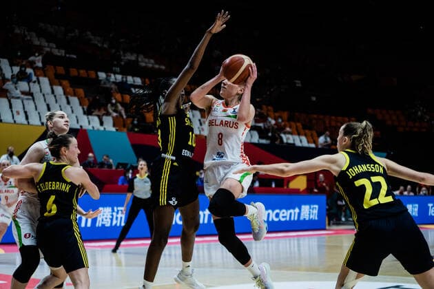 Belarus v Sweden - Women s EuroBasket 2021 Belarus Tatsiana Likhtarovich ( 8) fight for the ball during EuroBasket 2021 quarter-finals match between Belarus and Sweden at Fuente de Sant Luis pavilion on June 23, 2021 in Valencia, Spain. Valencia Spain reinorenon-notitle210623_npxlo  Copyright: xJonxImanolxReinox