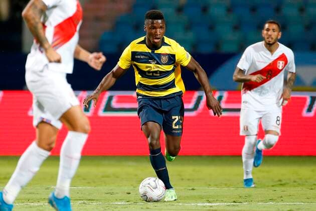 Moises Caicedo of Ecuador controls the ball against Peru today, during a match for Group B of the Copa America at the Pedro Ludovico Teixeira Olympic Stadium in Goiania, Brazil, 23 June 2021. Ecuador - Peru !ACHTUNG: NUR REDAKTIONELLE NUTZUNG!  Copyright: xAlbertoxValdesx AME7968 20210623-7986b269878fc50ef8cf159325145f7c9a3f5cf7
