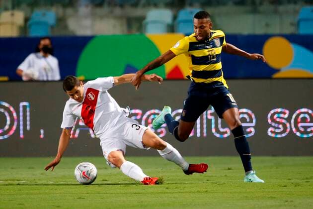 Goiania (Brazil), 23 06 2021.- Ecuador s Ayrton Preciado (R) vies for the ball with Aldo Corzo of Peru during a Copa America group B match at the Olimpico stadium in Goiania, Brazil, 23 June 2021. Ecuador - Peru !ACHTUNG: NUR REDAKTIONELLE NUTZUNG!  Copyright: xAlbertoxValdesx AME7967 20210623-d8723da7e5348f1523730601027265cf63c34d52