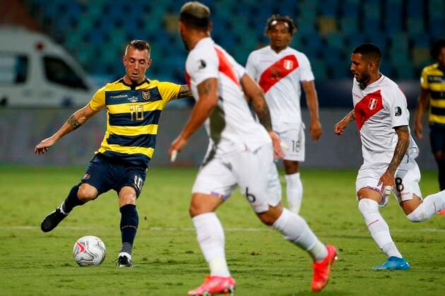Ecuador s Damian Diaz in action against Peru s Sergio Pena (R), during a match for Group B of the Copa America at the Pedro Ludovico Teixeira Olympic Stadium in Goiania, Brazil, 23 June 2021. Ecuador - Peru !ACHTUNG: NUR REDAKTIONELLE NUTZUNG!  Copyright: xAlbertoxValdesx AME7988 20210623-e906729e2c375a04dc61d597f212fe3f112915ef