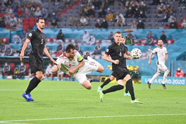 Adam SZALAI (HUN) koepft das Tor zum 0:1, gegen Mats HUMMELS l. (GER) und Matthias GINTER r. (GER), Aktion, Kopfball, Gruppenphase, Vorrunde Gruppe F, Spiel M36, Deutschland (GER) - Ungarn (HUN), am 23.06.2021 in Muenchen Deutschland, Fussball Arena (Alliianz Arena). Fussball EM 2020 vom 11.06.2021-11.07.2021. Ã‚Â