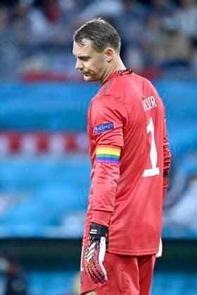 Feature, Torwart Manuel NEUER (GER) mit Kapitaensbinde in Regenbogenfarben, enttaeuscht. Gruppenphase, Vorrunde Gruppe F, Spiel M36, Deutschland (GER) - Ungarn (HUN), am 23.06.2021 in Muenchen Deutschland, Fussball Arena (Alliianz Arena). Fussball EM 2020 vom 11.06.2021-11.07.2021. Ã‚Â