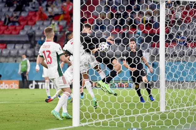 Kai HAVERTZ r. (GER) koepft das Tor zum 1:1, Kopfball, Aktion, Zweikampf, gegen Loic NEGO (HUN), Gruppenphase, Vorrunde Gruppe F, Spiel M36, Deutschland (GER) - Ungarn (HUN), am 23.06.2021 in Muenchen Deutschland, Fussball Arena (Alliianz Arena). Fussball EM 2020 vom 11.06.2021-11.07.2021. ÂÂ