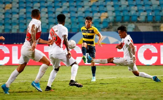 Ecuador s Alan Franco (2-R) in action with Aldo Corzo of Peru today, during a Copa America group B match at the Olimpico stadium in Goiania, Brazil, 23 June 2021. Ecuador - Peru !ACHTUNG: NUR REDAKTIONELLE NUTZUNG!  Copyright: xAlbertoxValdesx AME8003 20210623-eee9276e7137fa25952a780de4cdeab7d74a47b3