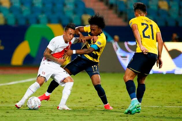 Ecuador s Angelo Preciado (C) in action against Peru s Christian Cueva, during a match for Group B of the Copa America at the Pedro Ludovico Teixeira Olympic Stadium in Goiania, Brazil, 23 June 2021. Ecuador - Peru !ACHTUNG: NUR REDAKTIONELLE NUTZUNG!  Copyright: xAlbertoxValdesx AME8007 20210623-d8e9f2a9eaf2c75bc918c43c087307bc4bd41c54