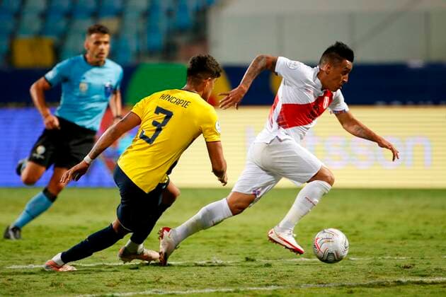 Ecuador s Piero Hincapie in action against Peru s Christian Cueva during a match for Group B of the Copa America at the Pedro Ludovico Teixeira Olympic Stadium in Goiania, Brazil, 23 June 2021. Ecuador - Peru !ACHTUNG: NUR REDAKTIONELLE NUTZUNG!  Copyright: xAlbertoxValdesx AME8030 20210623-d59935f26a736df2447f049e2fbdd95e44b82766