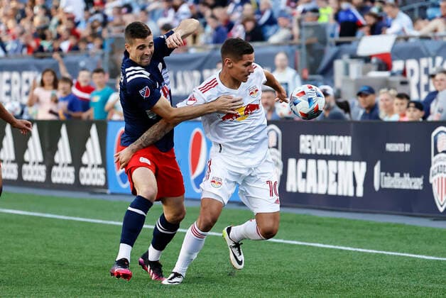 FOXBOROUGH, MA - JUNE 23: New York Red Bulls forward Patryk Klimala (10) tries to shake New England Revolution midfielder Matt Polster (8) during a match between the New England Revolution and the New York Red Bulls on June 23, 2021 at Gillette Stadium in Foxborough, Massachusetts. (Photo by Fred Kfoury III Icon Sportswire) SOCCER: JUN 23 MLS, Fussball Herren, USA - New York Red Bulls at New England Revolution Icon482210623001