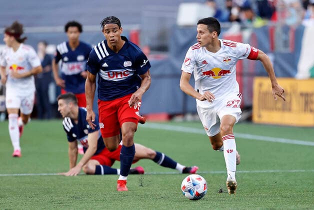FOXBOROUGH, MA - JUNE 23: New York Red Bulls midfielder Sean Davis (27) looks inside as New England Revolution defender Brandon Bye (15) tracks him down during a match between the New England Revolution and the New York Red Bulls on June 23, 2021 at Gillette Stadium in Foxborough, Massachusetts. (Photo by Fred Kfoury III Icon Sportswire) SOCCER: JUN 23 MLS, Fussball Herren, USA - New York Red Bulls at New England Revolution Icon482210623005