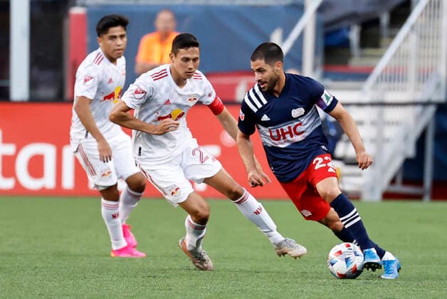 FOXBOROUGH, MA - JUNE 23: New England Revolution forward Carles Gil (22) cuts on New York Red Bulls midfielder Sean Davis (27) during a match between the New England Revolution and the New York Red Bulls on June 23, 2021 at Gillette Stadium in Foxborough, Massachusetts. (Photo by Fred Kfoury III Icon Sportswire) SOCCER: JUN 23 MLS, Fussball Herren, USA - New York Red Bulls at New England Revolution Icon482210623011